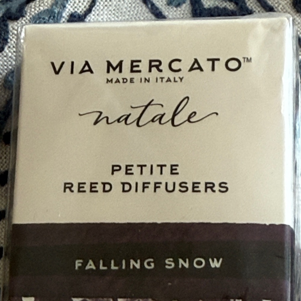 Purple Reed Diffuser - Falling Snow - Picture 3 of 4